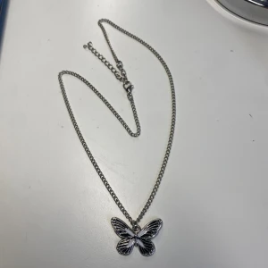 Halsband med fjäril - Helt oanvänt💕