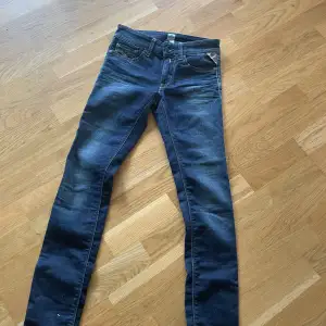 Ett par snygga replay jeans i färgen mörk blå. Skrov bara om ni vill ha mer bilder eller har frågor ✨✨