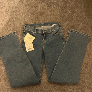 Blå lågmidjade jeans  - Helt nya Storlek 36, jag är 169 cm och dem var väldigt korta på mig, gick till mina anklar ungefär.  Lånade bilder  Pris kan diskuteras 