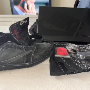 Nike ”Black phantoms”  - Travis black phantoms. Skorna är i väldigt använt skick, dom är 1:1or och har används dagligen typ sen jag fick de i vintras 2023 försöker sälja snabbt då jag måste rensa alla gamla kläder jag har, så kan förmodligen gå mer lite i pris!