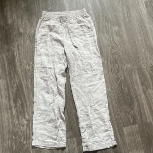 Linnebyxor - Helt nya linnebyxor från esprit, var en present men beställde helt enkelt helt fel storlek till personen. Storlek XS skulle man kunna säga. Se storlekslappen jag har med bland bilderna så kan ni jämföra själva.