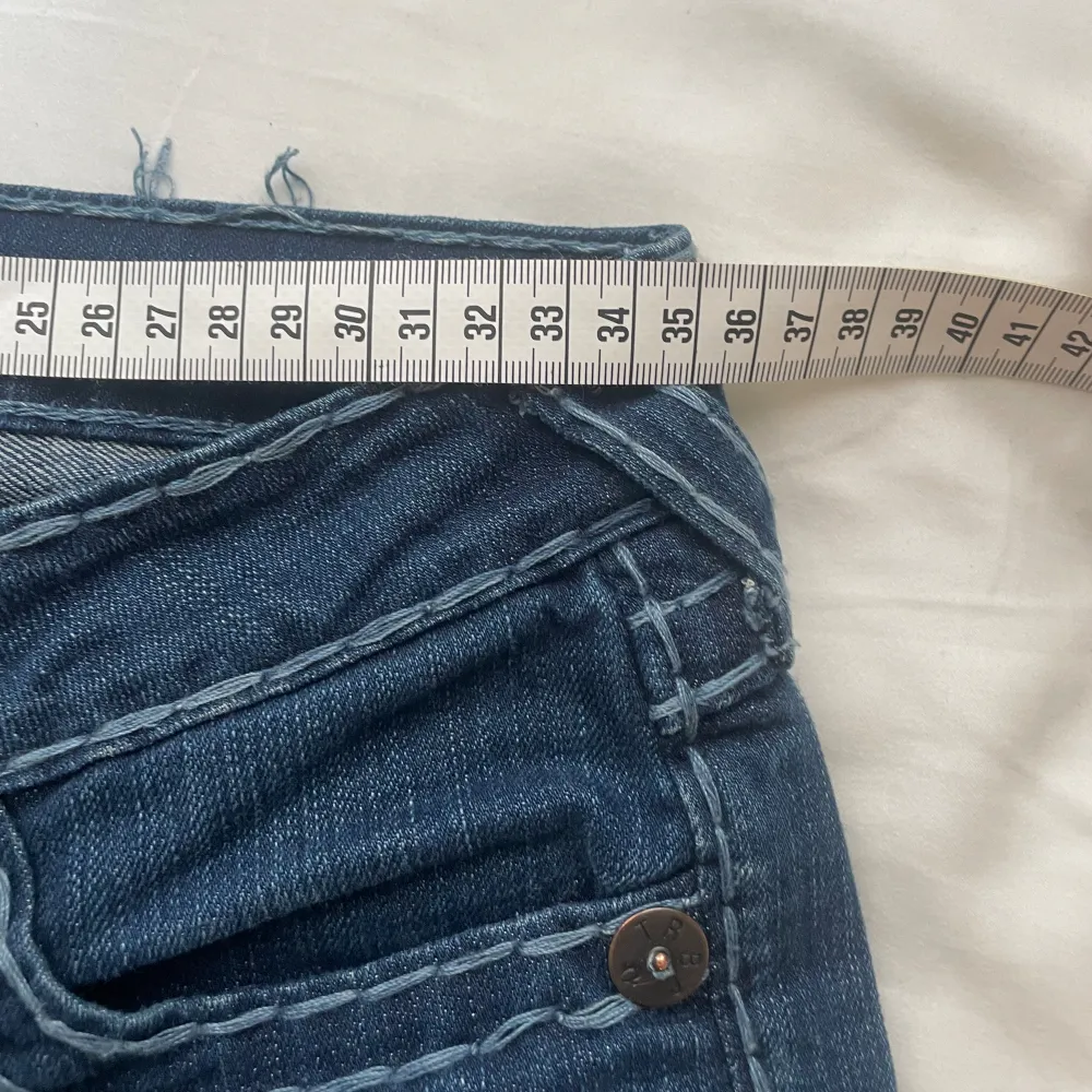 Bra skick och lite använda, innerben 76 cm, ytterben 100 cm och midjan är storlek 26 (s-xs) kom privat för fler frågor.. Jeans & Byxor.