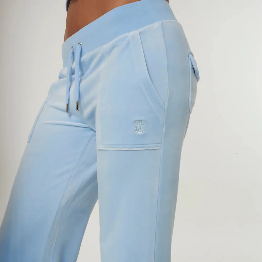 Juicy Couture byxor i färgen Powder Blue. Så gott som nya utan några defekter! Storlek XS och är bra i längd på mig som är 165. Nypris 1200kr💕. Jeans & Byxor.