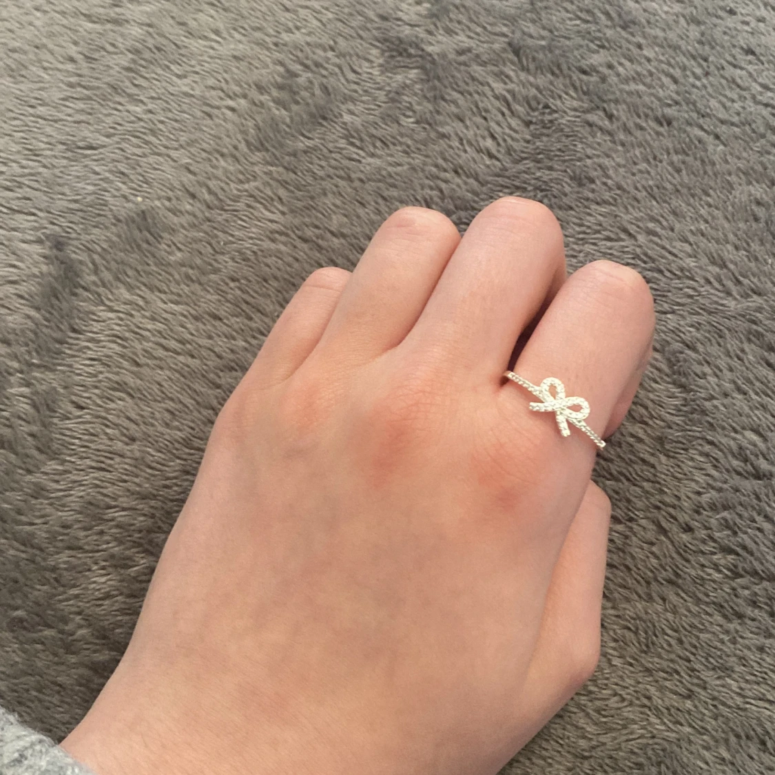 Säljer en silver ring formad som en rosett  - 90