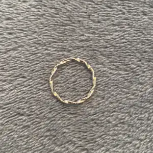 Säljer en guldig oanvänd ring från glitter 