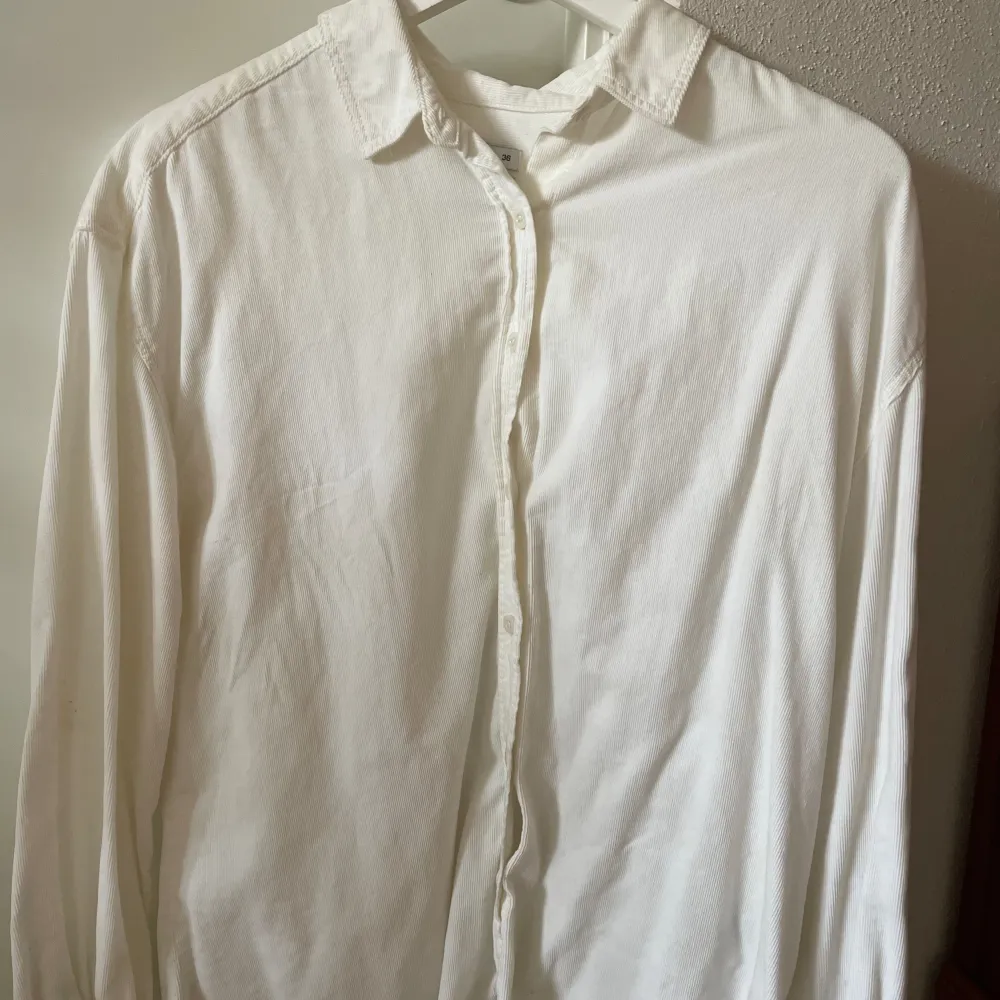 Vit skjorta i storlek 36 från Cubus i mjuk ekologisk bomull/mschester. Sparsamt använd och inga synliga defekter. . Skjortor.