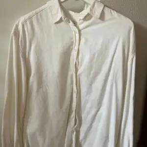 Vit skjorta i storlek 36 från Cubus i mjuk ekologisk bomull/mschester. Sparsamt använd och inga synliga defekter. 