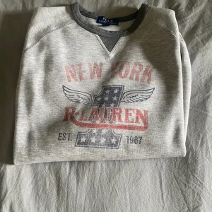 Polo Ralph lauren strl XL men passar M. - Tjena! Säljer nu denna as feta Ralph lauren tröjan som jag använt sparsamt och varit försiktig med, därav ett väldigt fint skick. Den är relativt svår att få tag i. Priset är inte skrivet i Sten så kom med prisförslag! Kontakta vid intresse.