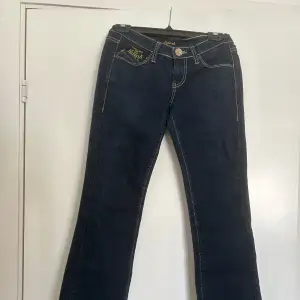 Super fina mörkblåa low rise jeans från 2000 talet. Dom e flared vid botten och sitter väldigt bekvämt. Passar de som gillar y2k stilen. ✨