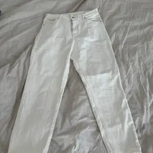 Vita jeans från Hm. Använda 2-3 gånger max.