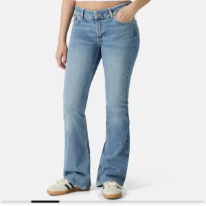 Snygga jeans från Junkyard💗 - Säljer dessa jeans från Junkyard då dom är för långa på mig och kommer därför inte till användning💗