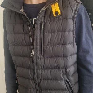 Parajumper väst  - Ganska bra skick förutom två hål som är igensydda litr smutsig men bara att tvätta nyrpris 4299kr mitt pris 800kr