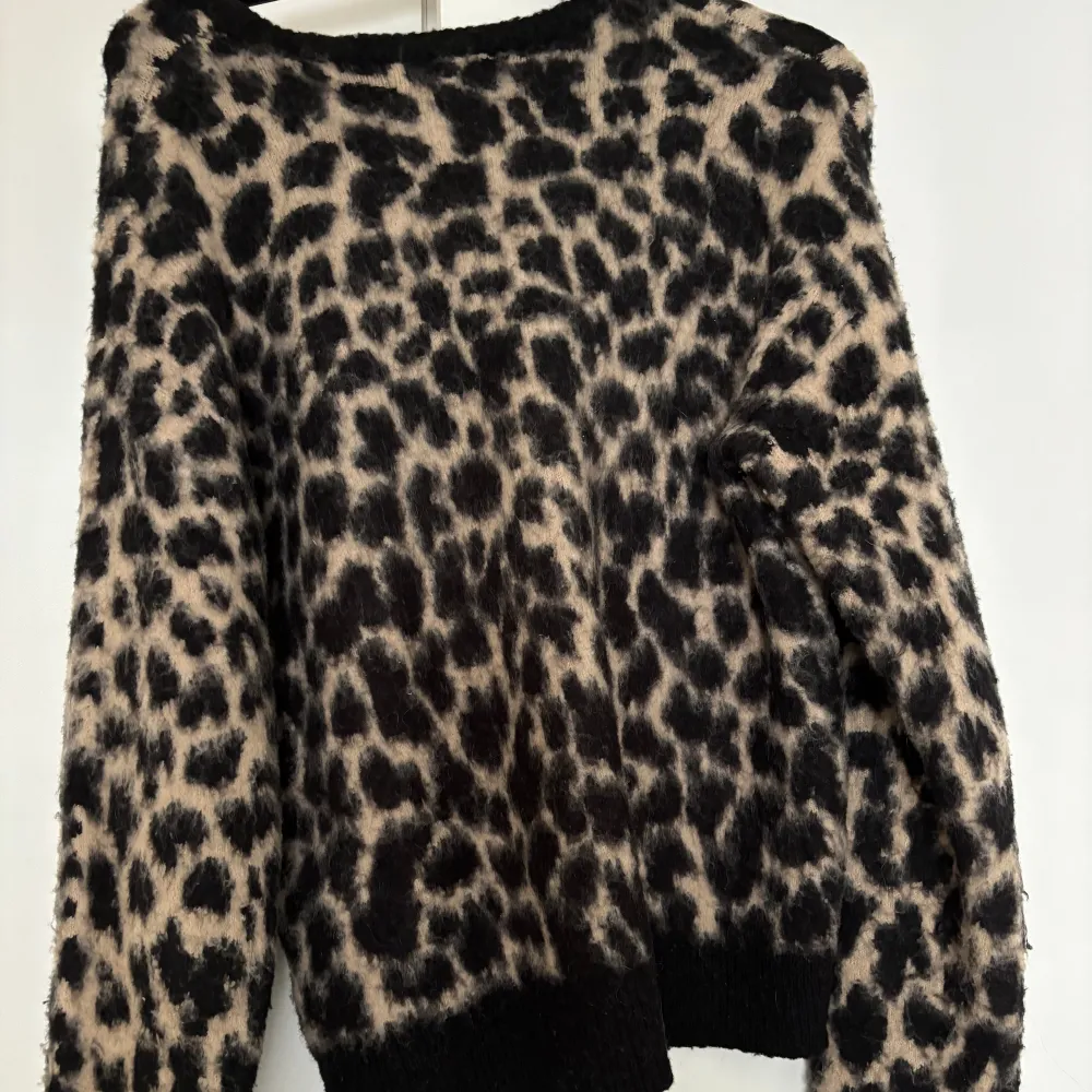 Säljer min stickade leopard tröja ifrån nakd i storlek S fint skick. Tröjor & Koftor.