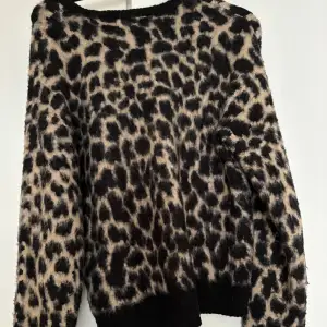 Säljer min stickade leopard tröja ifrån nakd i storlek S fint skick