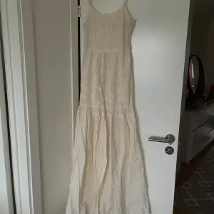Vit/beige långklänning från HM i strl S, knappt använd, perfekt till midsommar