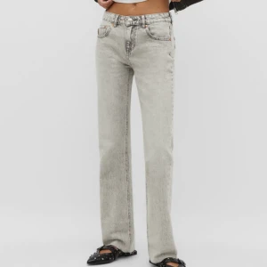 Fina jeans från stradivarius🙌 - Säljer dessa jeans från stradivarius då jag inte använder som längre💗