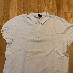 Vit t-shirt med dragkedja - Ba en plain tröja sådär perfekt till sommaren