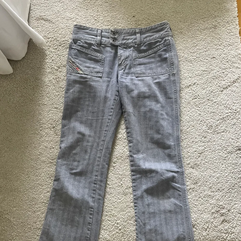 Skitcoola randiga diesel jeans med låg midja i storlek 24. Dom är tyvärr lite för små på mig men älskar dom. Toppenskick! Pris kan diskuteras💕. Jeans & Byxor.