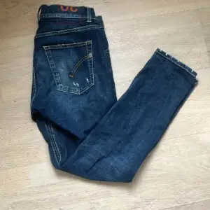 Dondup Jeans slim fit modellen ”Dian” storlek 30. Dom är i nyskick 10/10 utan defekter, nypri-ca 3700kr. (Hör av er för fler tydligare bilder, annonsen blev tyvärr suddig). Kan gå ner i pris vid en snabb affär, Finns även fler par jeans på min profil