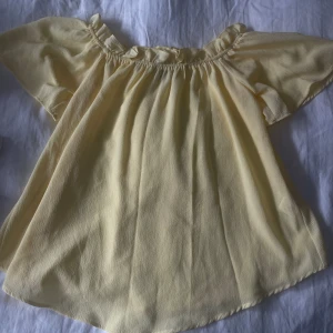 Gul blus - Storlek s Endast testad 