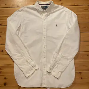 En mycket fin button down skjorta från Ralph Lauren. Den är i ny skick och i storlek L. 