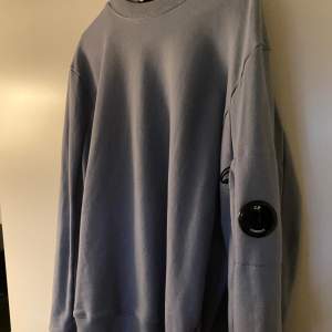 Rikigt snygg Cp Company crewneck tröja, köpt på Johnells för 1800 kr, kom med ett pris som funkar för dig! 