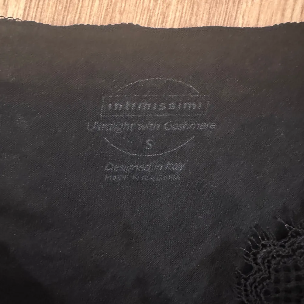 Slöjder nu min intimissimi tröja, den är som ny då jag bara använt den fåtal gånger och sen att den bara blivit liggandes. Den är i stl S . Tröjor & Koftor.