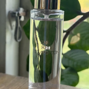 Zara red temptation parfym - Säljer denna zara red temptation parfym 30 ml  som endast är testad. Den är känd för att vara en dupe av Baccarat Rouge 540 parfymen.