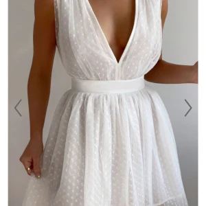 Vit klänning  - Vit klänning från Showpo i storlek 36. Skulle ha den till studenten men det satt tyvärr inte bra på mig så har hittat en ny☺️