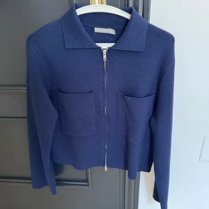 Kofta  - Fin mörkblå kofta från Åhléns. Använd fåtal gånger. Jättefin nu till sommaren💞köpt för 600