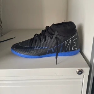 Inomhus fotbollsskor  - Helt nya Nike mercurial inomhus fotbollsskor. Använd bara ett par gånger men annars helt ny. Ny pris på 749
