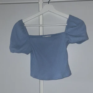T-shirt H&M - Köpt för ca 2 år sedan på H&M. Använd ca 10 gånger och är i fint skick💕