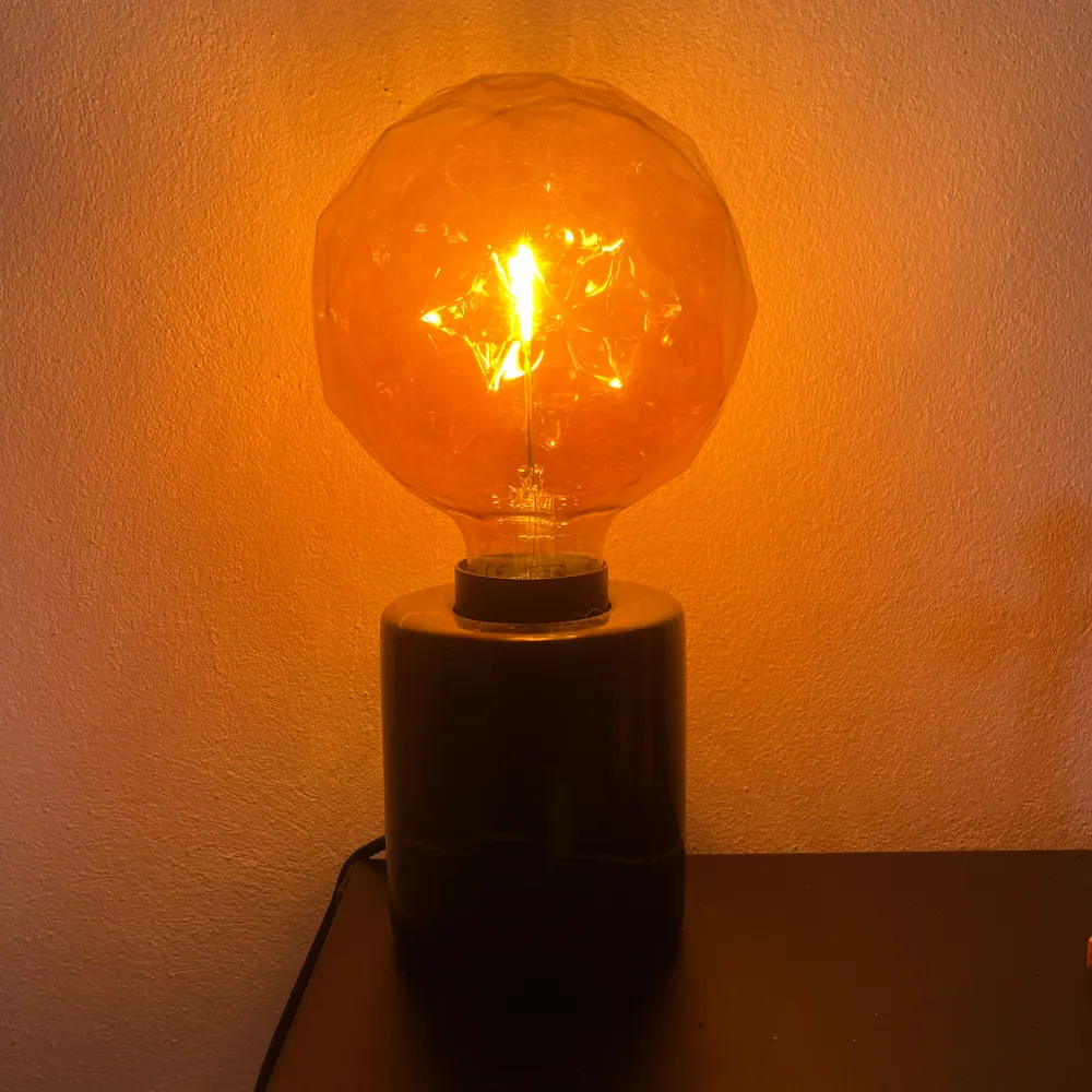 Fin lampa med varm belysning 🤩. Accessoarer.