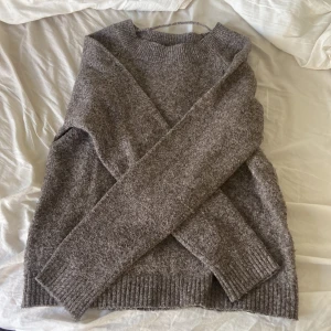 stickad tröja - jätte fin stickad tröja från veromoda, aldrig använd och är i jätte bra skick!!💘