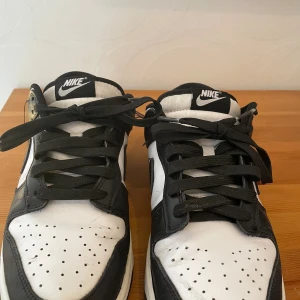 Panda dunks Low Nike  - Skick helt okej köpte dom för ganska länge sedan och använde dom ett tag sen så slutade jag använda dom och nu säljer jag dom.