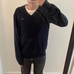 J Lindberg sweatshirt  - En fet v ringad  j lindberg sweatshirt  Riktigt bra skick Modellen på bilden är 164 och väger 47kg  Skriv för minsta lilla fundering