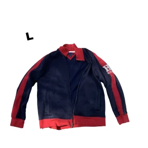 Tommy Hilfiger Kofta - Riktigt fet vintage kofta från Tommy Hilfiger. Står M fast sitter mer som L.