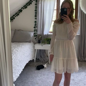 Fin sommarklänning - En fin klänning från h&m. Passar bra till sommaren🩷 köpt för några år sen men har inga tecken på användning🥰 priset kan diskuteras!