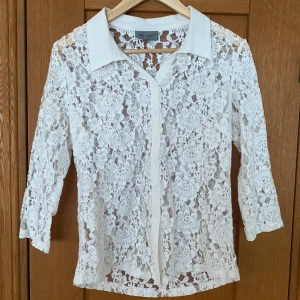 Spets topp - Sååå snygg tröja i spets med trekvartsärmar! Tröjan är köpt second hand så känner en igen märker. Tröjan är använd 1 gång✨✨