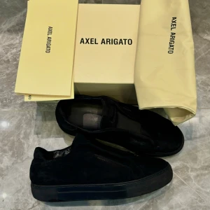 Axel Arigato 360 Laceless - Säljer ett par Svarta Axel Arigato, skulle säga att skicket är sådär för dom är använda men det är inte dåligt. Det är STORLEK 43 (9 UK) och de kostar de 2500kr nypris. Allt OG medföljer, kvitto finns och pris kan diskuteras. 750kr snabb affär.