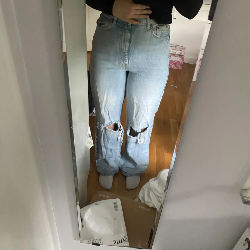 Ett par högmidjade jeans från Gina Trico i storlek 38. Efter en omgång strykning blir det säkert perfekta! Annars finns det inga andra defekter, förutom mindre slitage vid slutet av byxan ( vilket också skulle kunna vara en del av modellen). Jeans & Byxor.