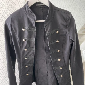 Modellsydd kavaj - Svart märkes modellsydd dam kavaj