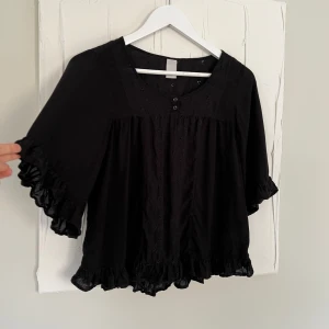 Blus från Vila - Säljer min fina blus från Vila 🤍Broderade detaljer, trekvartsärmar och volanger. Använt skick men fortfarande fin 🤍