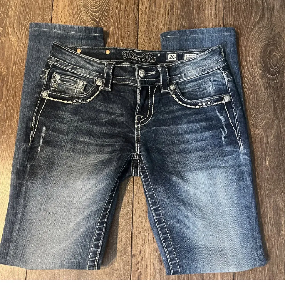 Säljer mina Miss Me jeans då dom inte kommer till användning 🤍De är en rak och lågmidjade modell, storlek 26 och 36 cm rakt över 💕säljer till högst pris❤️. Jeans & Byxor.