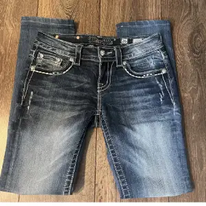 Säljer mina Miss Me jeans då dom inte kommer till användning 🤍De är en rak och lågmidjade modell, storlek 26 och 36 cm rakt över 💕säljer till högst pris❤️