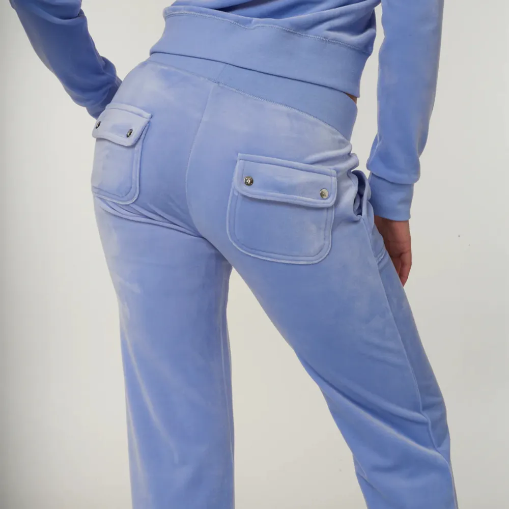Ljusblå byxor från Juicy Couture, väldigt sparsamt använda så i toppenskick. Nypris: 1200kr.  Skriv för egna bilder 😊. Jeans & Byxor.