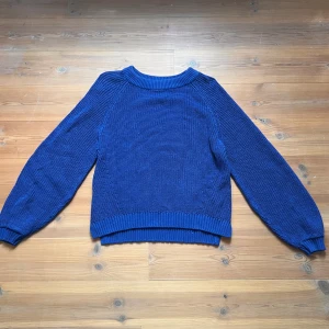 stickad tjocktröja - Klarblå tröja i grovstickat material, lite tjockare tyg och lite lösa ärmar. Superfin till vardags och ett par jeans men funkar lika mycket så till fest!