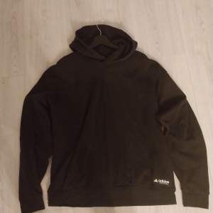 En svart hoodie från adidas. Oversize och storlek L 