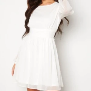 Studentklänning - Säljer min studentklänning använt endast en gång nypris 499 priset kan diskuteras från bubbleroom storlek 38