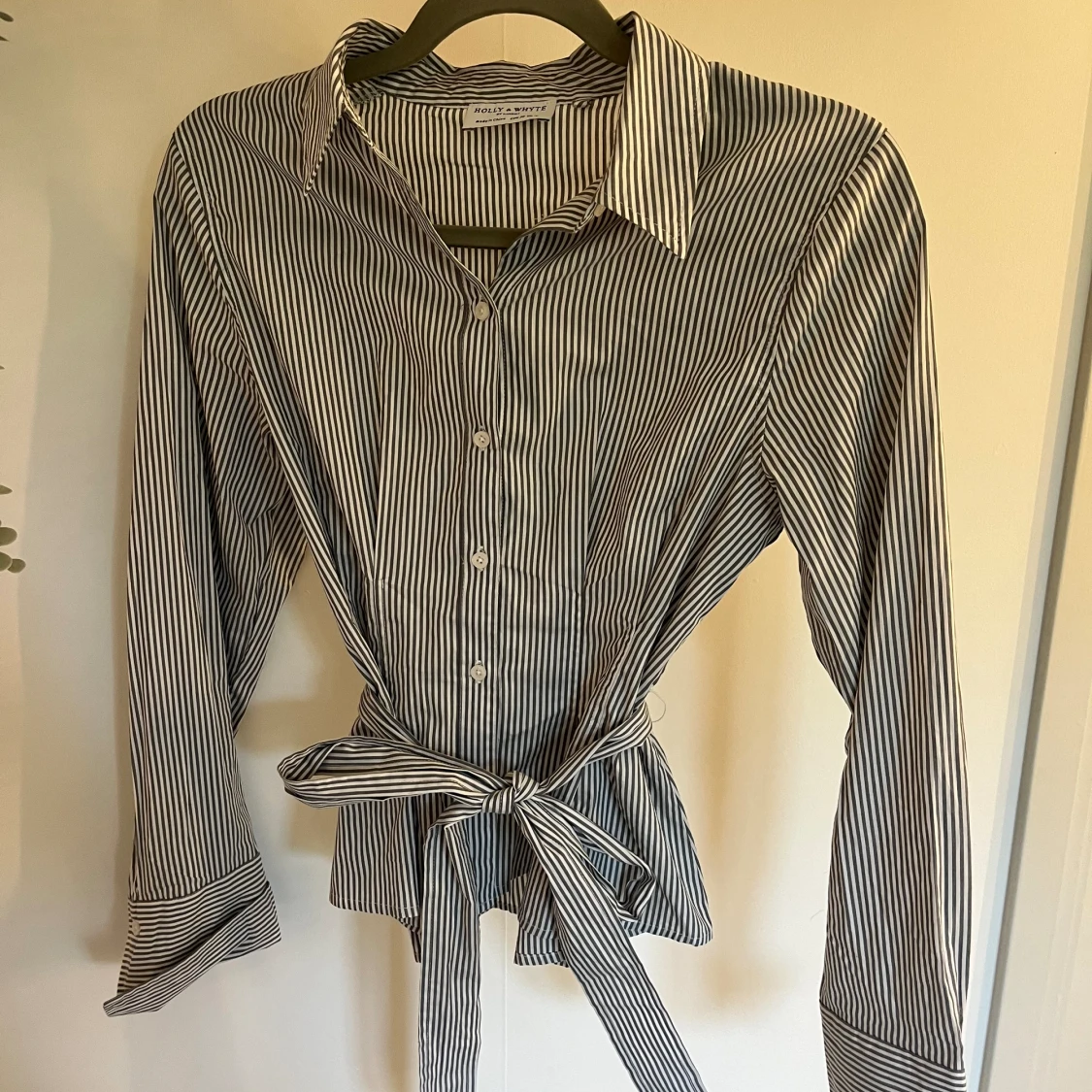 Randig skjorta med knytdetalj